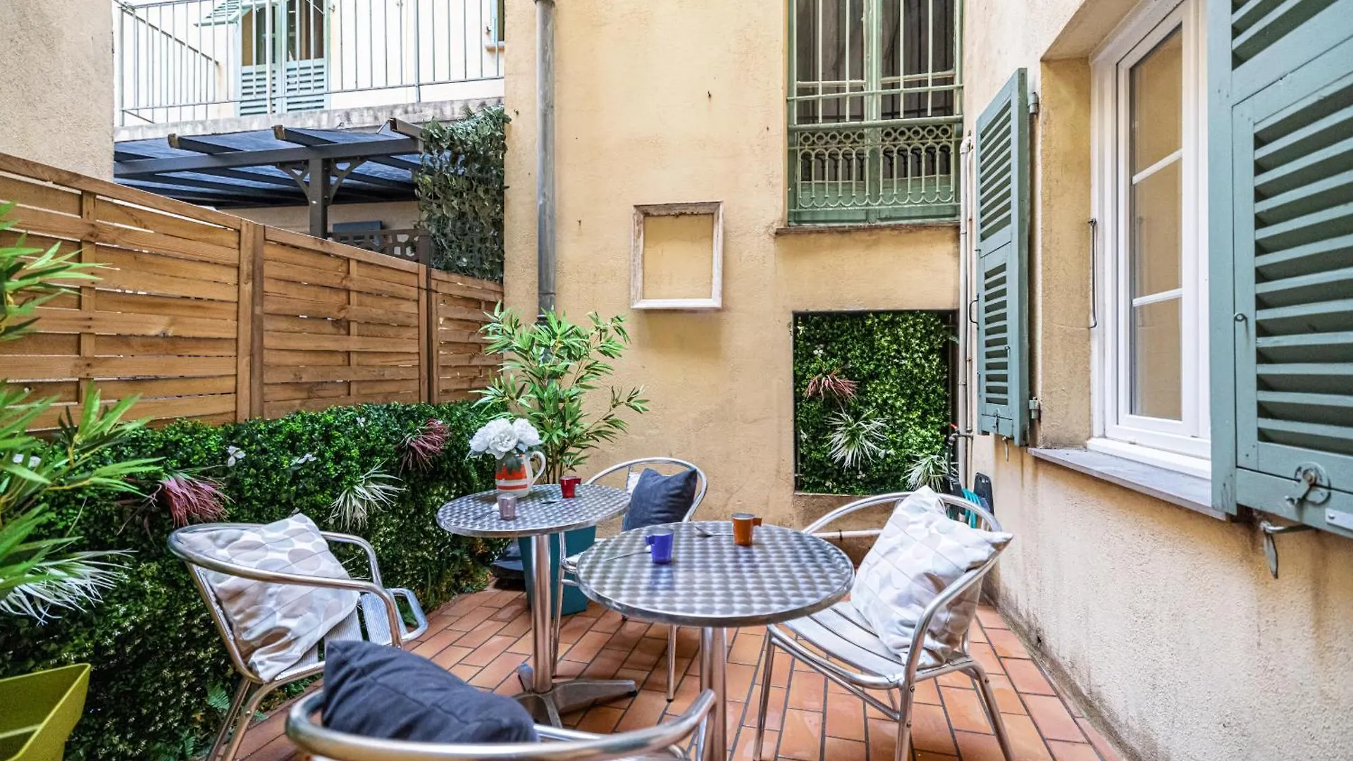 Large One Bedroom Flat In The Old Town Nice