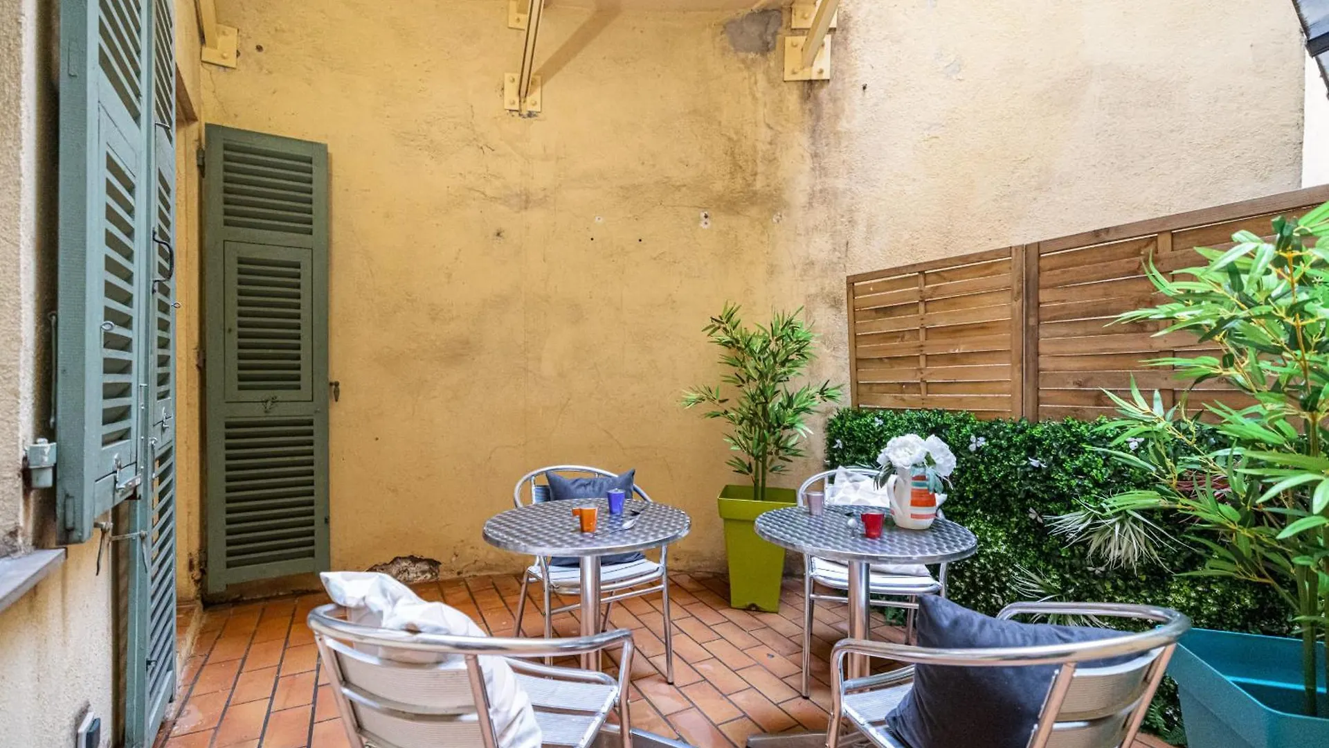 Large One Bedroom Flat In The Old Town Nice